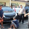 Komplotan pencuri mobil saat mempraktekan cara mencuri mobil.
